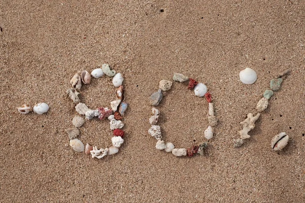 Texto 80 por ciento en arena hecha de concha —  Fotos de Stock