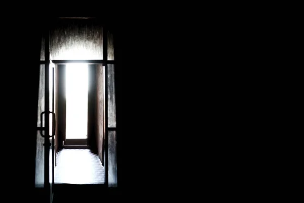 Темна кімната зі світлом з вікна. Поняття безнадії та відчуття відчаю в психології . — стокове фото