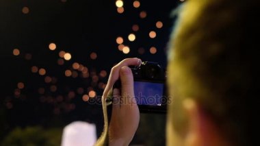 Turizm tatil krathong Chiang Mai Tayland yanan fenerler uçmaktan video alır
