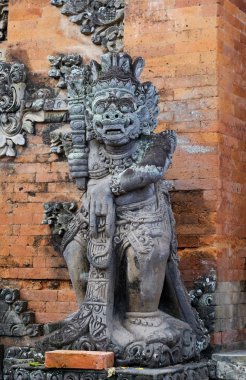 Bali, Endonezya - 13 Aralık 2017: Antik Balinese heykeli
