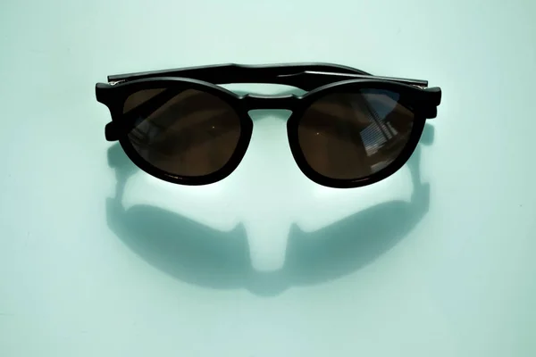 Óculos de sol pretos no fundo branco — Fotografia de Stock