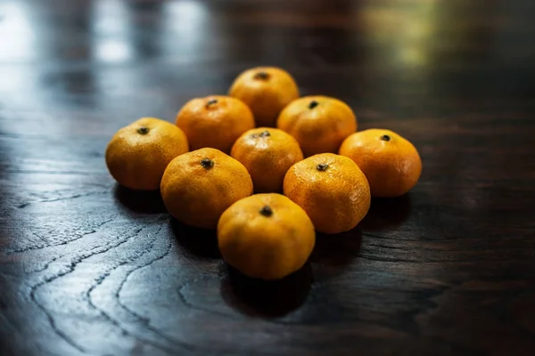 Mandarin på träbord. — Stockfoto