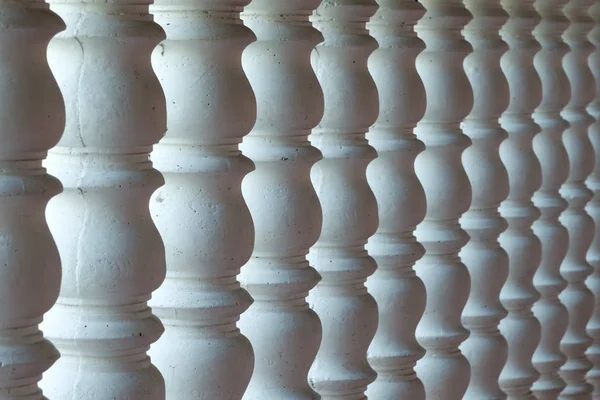 Plusieurs colonnes courbes blanches dans une rangée . — Photo