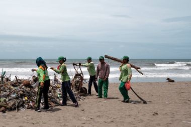 Kuta, Bali Endonezya - 27 Ocak 2018 insanlar sahilde toplama çöp.