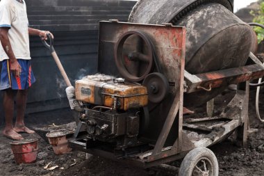 İnşaat alanında çimento karıştırıcısı.