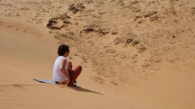 Beyaz kız kum ile tahta üzerinde slayt için truing. Komik aşırı Muine içinde kabuklarıyla kırmızı yatılı