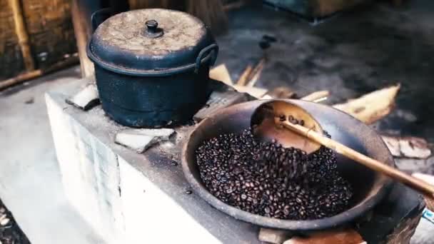 Omrörning råa kaffebönor i stekpanna i gamla traditionella sättet för hand — Stockvideo