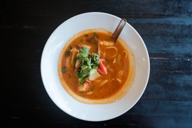 Tom Yam çorba. Geleneksel Tay deniz ürünleri.