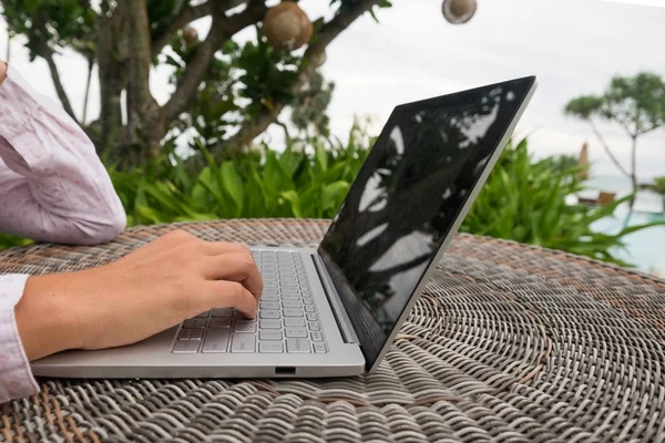 Fritids entreprenör. man med laptop på morgonen om stranden — Stockfoto