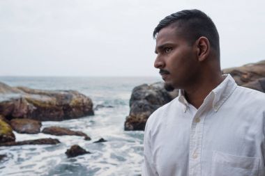 Zeki ve yakışıklı Asyalı adamdan Sri Lanka bir kenara seyir deniz kıyıya yakın