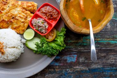 Pirinç ve çorba ile ızgara Barracuda Üstten Görünüm