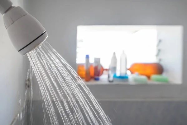 Nahaufnahme eines Duschkopfes mit fließendem Wasser im Badezimmer. — Stockfoto