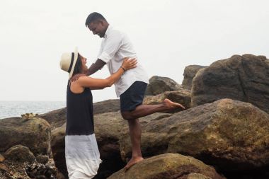 Genç çift açık havada poz evlendim. Onlar şaka ve gülüyor.