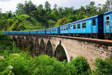 Ella Sri lanka, 08 Nisan 2018: tren Ella dokuz kemer köprüsü üzerinde