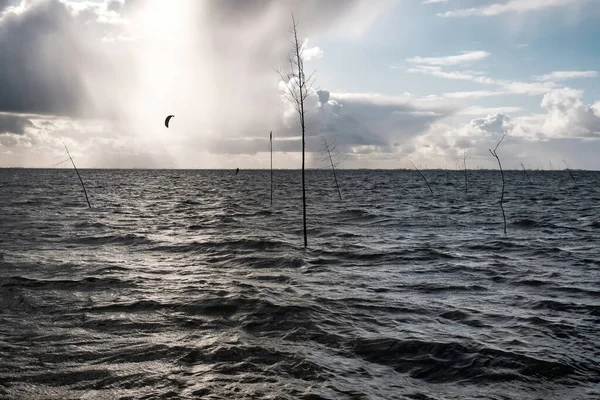 Vue sur la mer à Wremen, Allemagne avec marquage des eaux — Photo