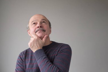 Telif uzayına bakan bir adam. İspanyol baba el ele tutuşarak hayal kuruyor.