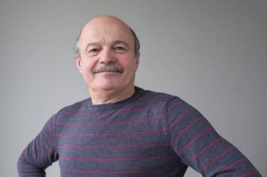 Mutlu, olgun İspanyol adam kameraya bakıyor..