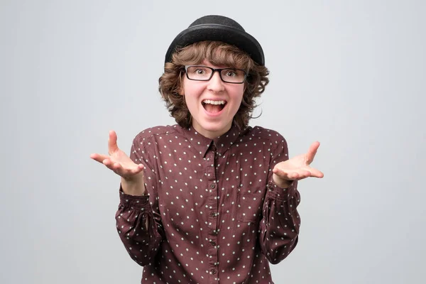 Caucasian funny woman in glasses and hat being excited with news — Stock Photo, Image