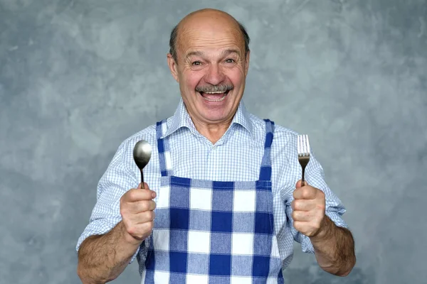 Hungrig kaukasisk man med mustasch med gaffel och sked — Stockfoto