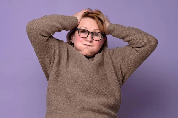 Caucásico senior mujer en gafas demasiado viejo para tales nervios . — Foto de Stock