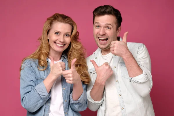 Soeur et frère approuvant faire un geste positif avec la main, pouces levés — Photo