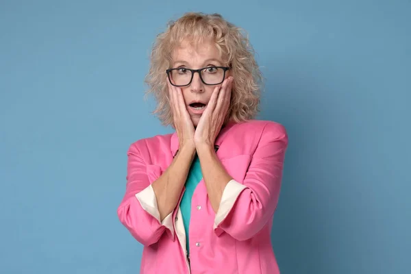 Mujer preocupada sorprendida en gafas mirando con sorpresa en los precios . — Foto de Stock