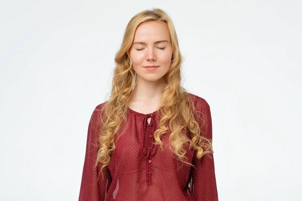 Beautiful blonde girl smiling posing with closed eyes. — Stock Photo, Image