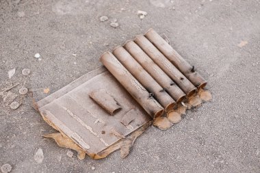 Geleneksel yeni yıldan sonra havai fişek kalıntıları sokakları mahvediyor