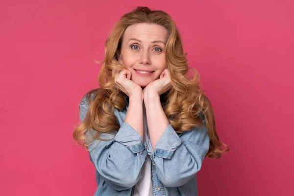 Blank volwassen vrouw met lang haar op zoek glimlachen op camera. — Stockfoto