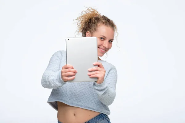 Jeune femme heureuse debout et posant tout en faisant selfie par ordinateur tablette — Photo