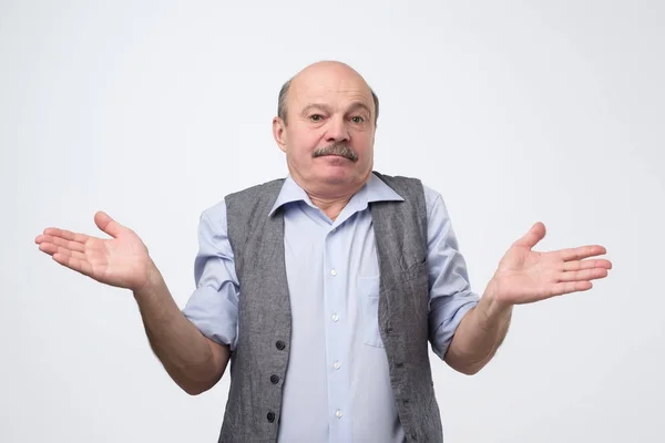 Senior man shrug shoulders in uncertainty, does not know how change future life — Stock Photo, Image