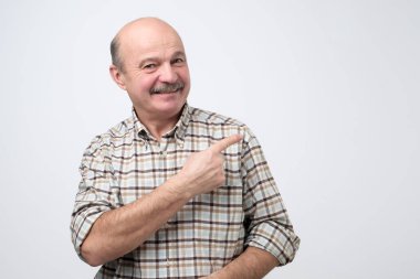 Adam işaret etti. Ciddi olgun bir erkek parmağını bir kenara koyuyor..