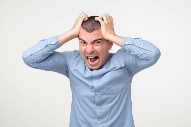 Rahatsız olmuş İspanyol bir adam öfkeyle el kol hareketi yapar, sinir bozucu bir ifadeye sahiptir..