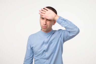 Genç İspanyol adamın başı ağrıyor, yorgun ve bitkin..