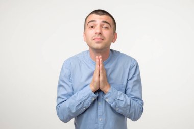 Umut dolu bin yıllık İspanyol erkeği dua etmek için el ele tutuşup en iyisini diliyor, dua ediyor..