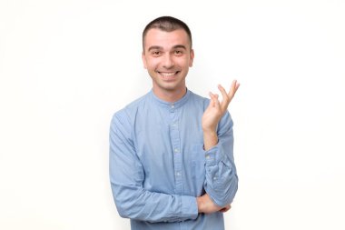 Mutlu gülümseyen İspanyol adam beyaz arka planda izole edilmiş kameraya bakıyor.