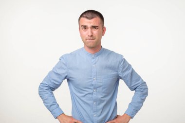 Düşünceli İspanyol genç adam doğru bir çözüm üretmeye çalışıyor.