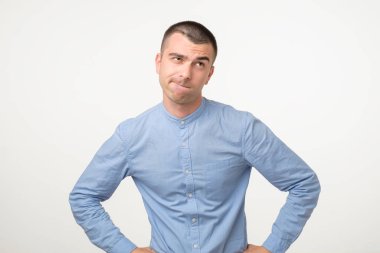 Düşünceli İspanyol genç adam doğru bir çözüm üretmeye çalışıyor.