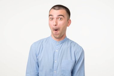 Genç, yakışıklı İspanyol adam haberlere şaşırdı..