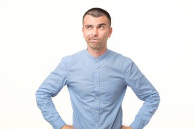 Düşünceli İspanyol genç adam doğru bir çözüm üretmeye çalışıyor.