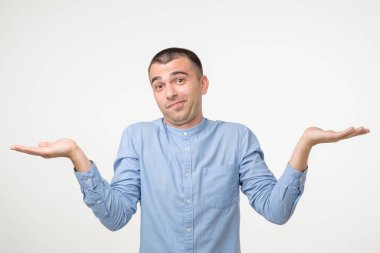 Doğru çözümü bilmediği için omuzlarını silkeleyen genç, Latin bir adam..