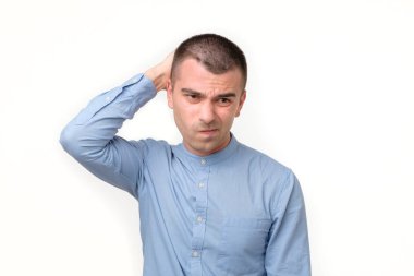 Hispanik genç adam ya bir fikir düşünüyor ya da bir seçim yapıyor..