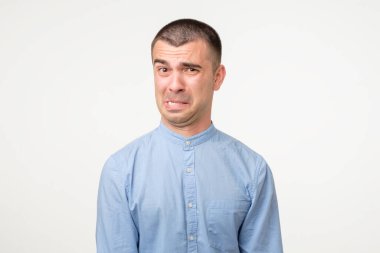 Komik, genç İspanyol adam alaycı, mutsuz surat ifadesi sergiliyor.