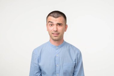 İnançsız bir ifadeyle bakan şüpheli bir İspanyol..