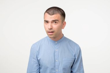 İnançsız bir ifadeyle bakan şüpheli bir İspanyol..