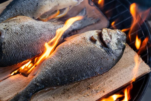 Dorado med citron matlagning på grill med cederplanka — Stockfoto