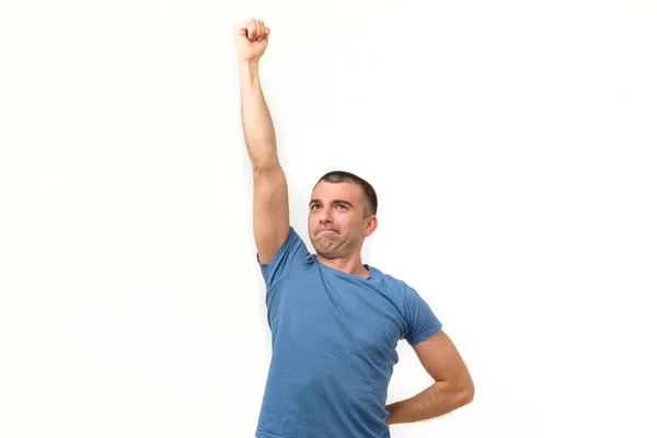 Mladý hispánský hrdý muž vyskočil jako superman držící se za ruku se zdviženou pěstí. — Stock fotografie