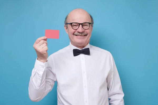Бизнесмен в очках и белой рубашке с пустым посещением или кредитной картой — стоковое фото