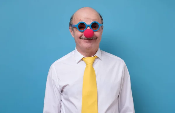 Чоловік у клоунному носі готовий до Фіртса квітня, день дурня . — стокове фото