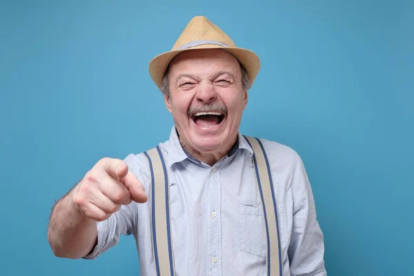 Radosny starszy latynoski mężczyzna wskazujący na twój śmiech. — Zdjęcie stockowe